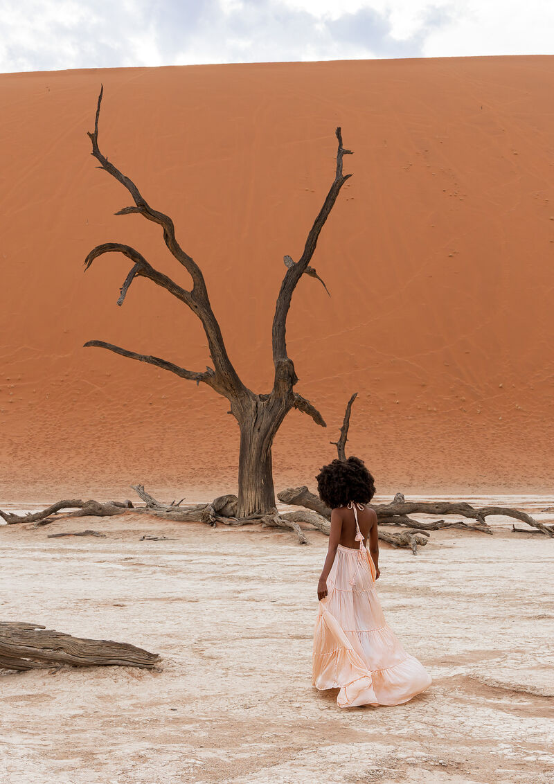 Erika Peña — talent and jewellery against red dune